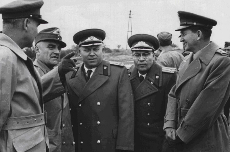 Советский военный атташе в Австрии полковник Т. Маковский (третий слева) и его старший помощник подполковник В. Бочкарёв (четвёртый слева) на австро-венгерской границе. 1956 год.