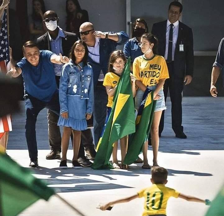 Президент Бразилии Жаир Болсонару высмеивал меры предосторожности, общался с людьми на улице и делал с ними совместные сэлфи.