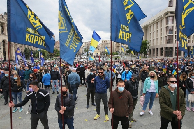 Участники акции против президента Украины Владимира Зеленского на площади Независимости в Киеве.