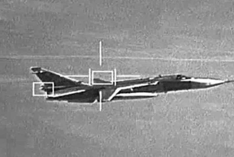 Представленный снимок боевого самолёта в полёте.