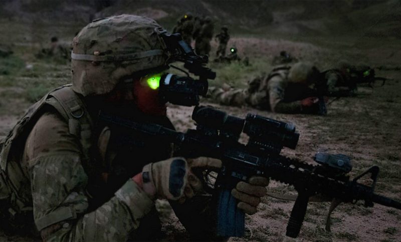 Портативное устройство для генерирования тока необходимо солдату в зоне боевых действий для подзарядки прибора ночного видения.
