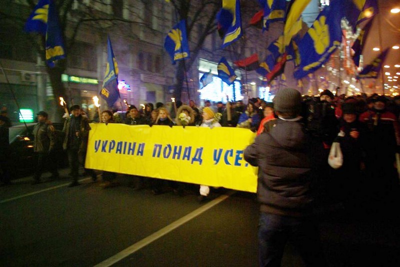 В Киеве и Львове заменили всего лишь одно слово в старом нацистском лозунге, и получилось - «Украина превыше всего!» («Україна понад усе!»).