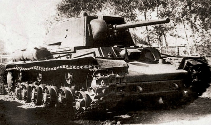 Тяжёлый огнемётный танк КВ-8.