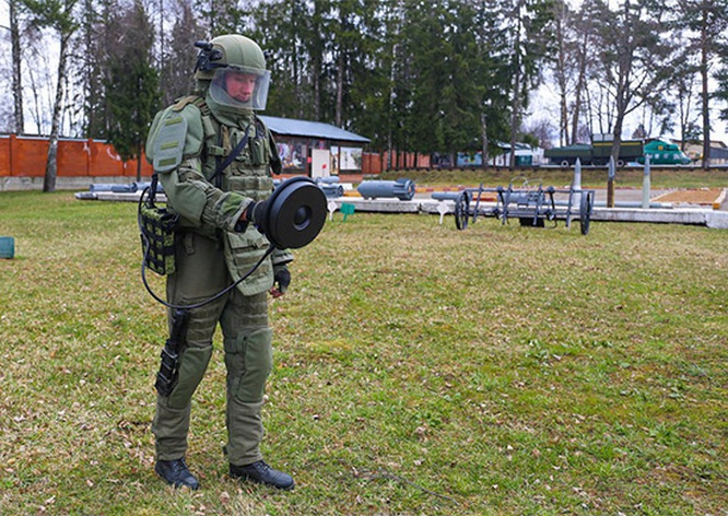 Современная экипировка: защитный костюм ОРВ-3Ш с бронезащитой 6-го класса.