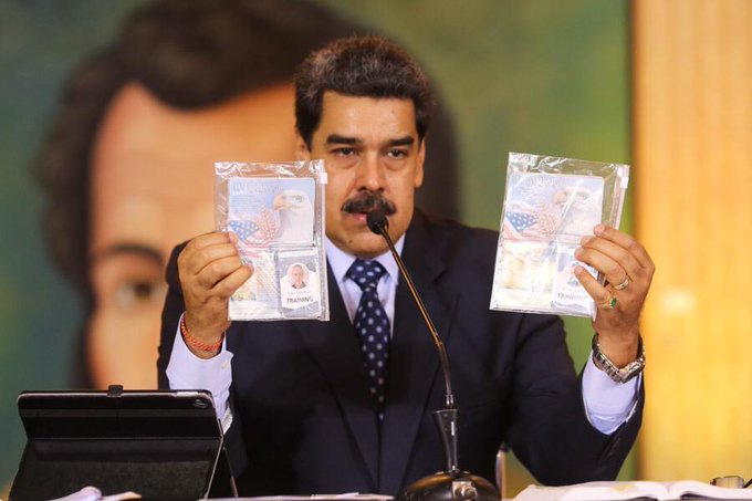 Президент Николас Мадуро показывает документы задержанных американцев Аарона Берри и Люка Денмана.
