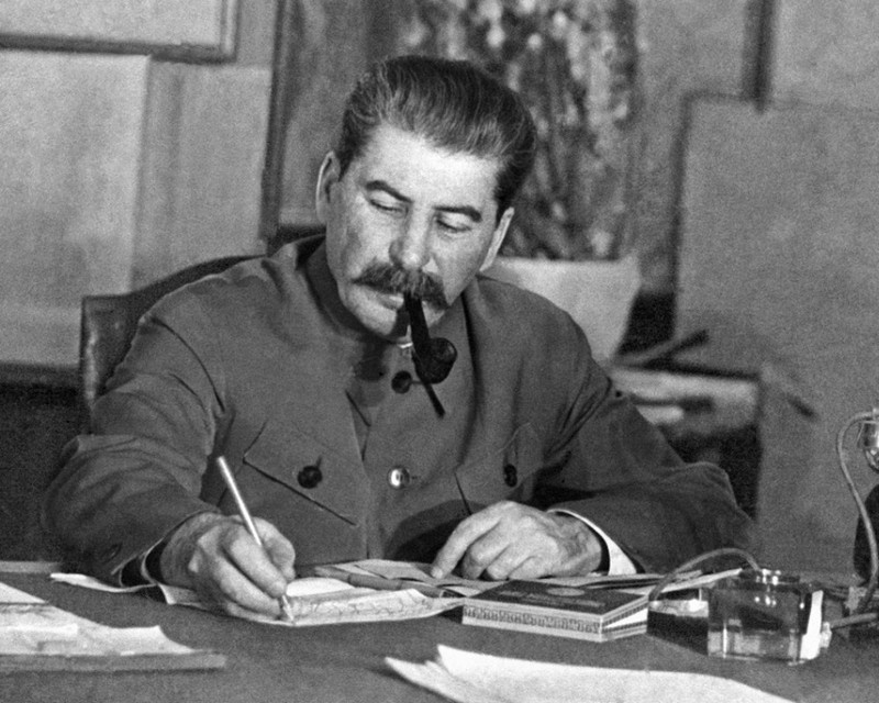 Сталин за рабочим столом.