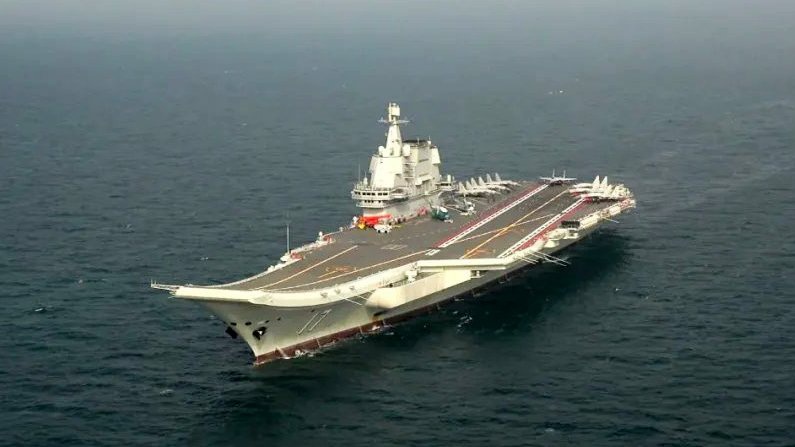 Министерство национальной обороны Китая сообщило, что его первый отечественный авианосец «Шаньдун» в настоящее время проводит ходовые испытания.