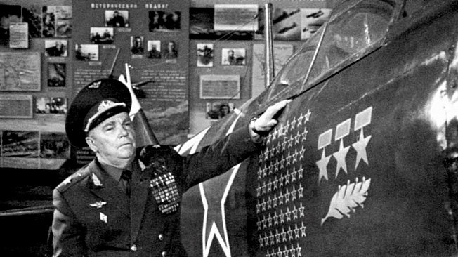 Маршал Иван Кожедуб у своего истребителя Ла-7 в Центральном музее авиации в Монино.