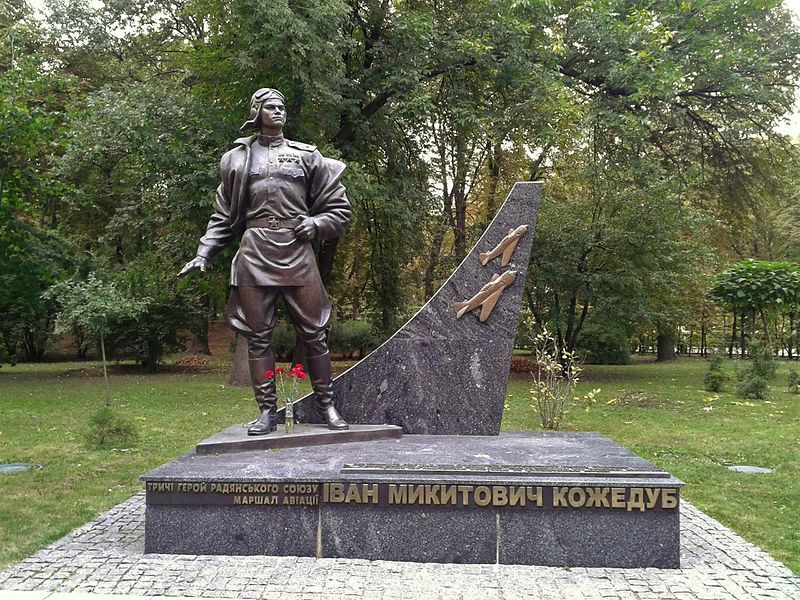 Памятник И.Н.Кожедубу в Киеве.