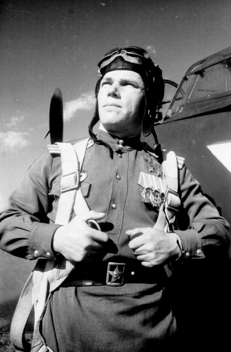 Дважды Герой Советского Союза гвардии майор Иван Никитович Кожедуб у истребителя «Ла-7» перед боевым вылетом.