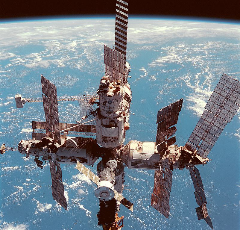 Советская орбитальная станция «Мир», которая могла бы ещё долго летать, была утоплена в Тихом океане по согласованию с американской стороной.