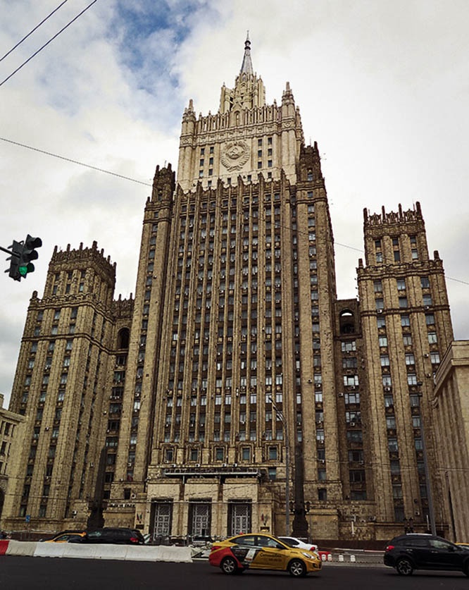 МИД РФ назвал недружественным шагом решение Праги объявить персонами нон грата двух российских дипломатов.
