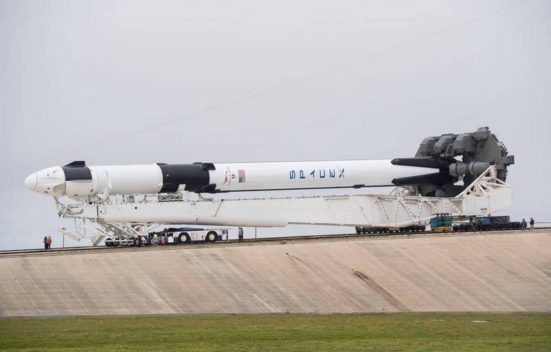 Ракета-носитель Falcon 9 с первой ступенью многоразового использования и пилотируемый космический   корабль Crew Dragon.