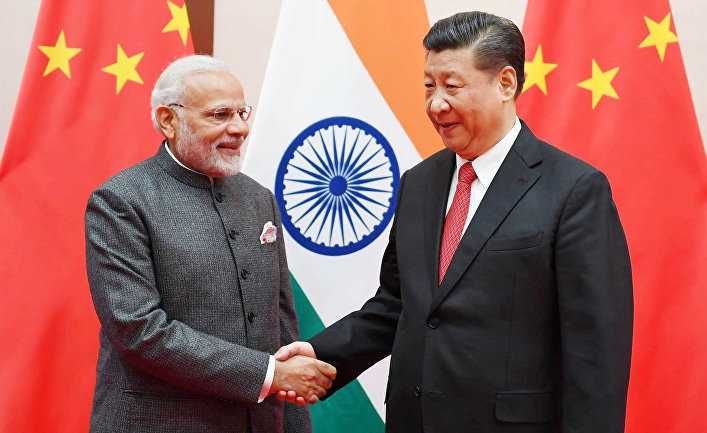 Премьер-министр Индии Нарендра Моди и председатель КНР Си Цзиньпин, Китай и Индия активно взаимодействуют в рамках ШОС и БРИКС.