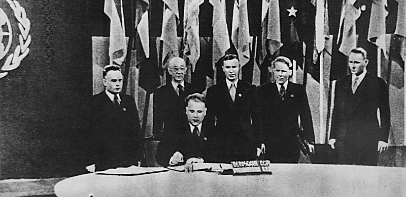 Глава делегации БССР подписывает устав ООН на конференции в Сан-Франциско. 26 июня 1945 г.