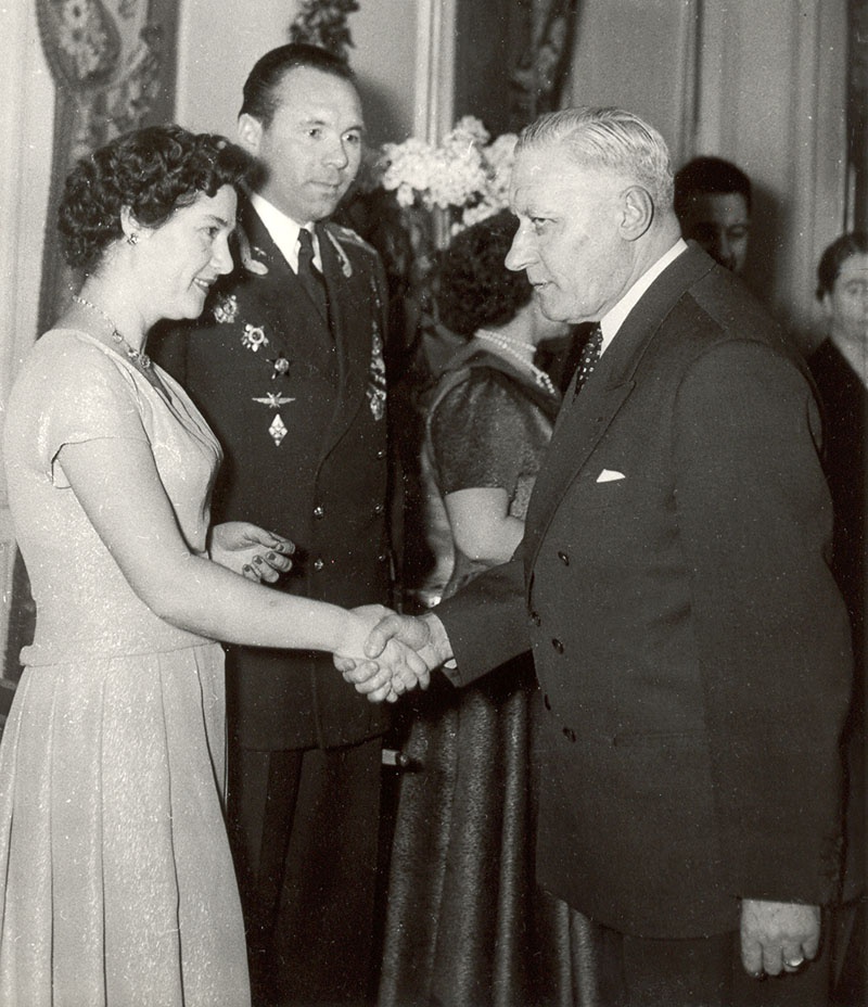 Военно-воздушный атташе А. Лебедев с супругой встречает гостей. Париж. 1958 г.