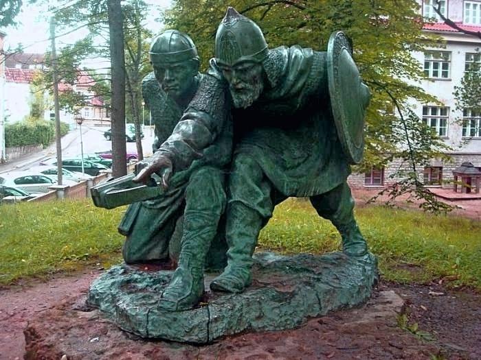 Памятник русскому князю Вячко и эстонскому старейшине Меэлису в Тарту.