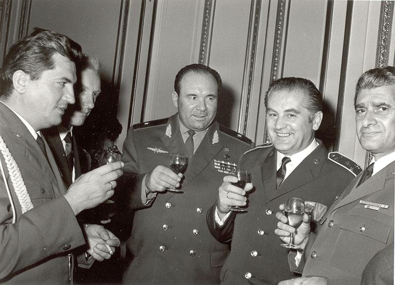 С коллегами - военными атташе других стран. Генерал-майор А. Лебедев третий справа. Париж.