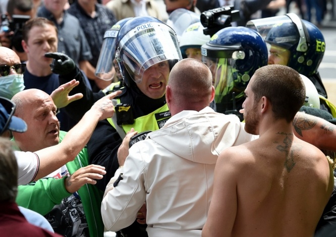Столкновения сотрудников полиции с участниками акции протеста против полицейского произвола в Лондоне.