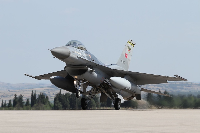 Турецкие военные самолёты нанесли удары по десяткам курдских объектов на севере Ирака.