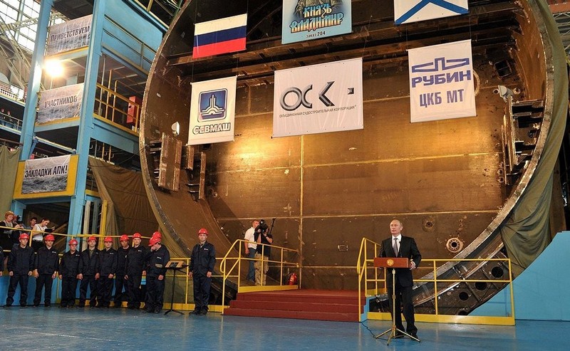 Владимир Путин на церемонии закладки атомного подводного крейсера «Князь Владимир» на верфи завода «Севмаш».