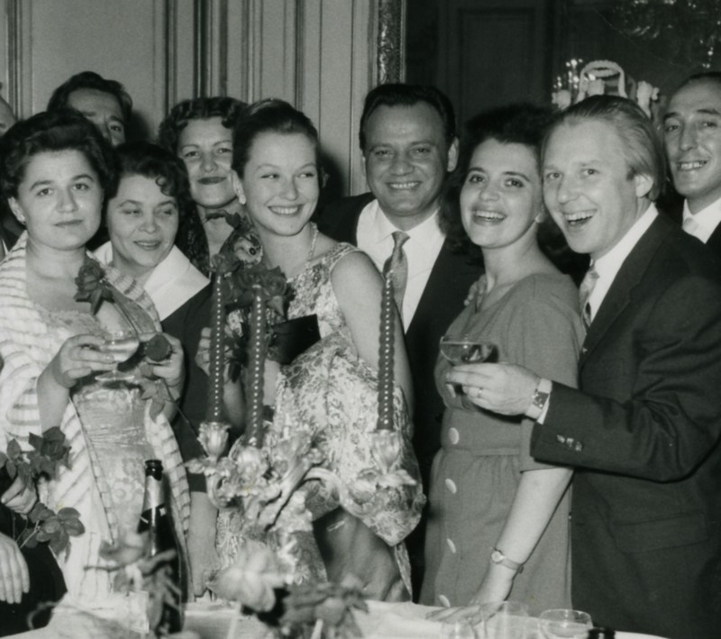 Советские артисты - гости нашего посольства в Париже. Второй справа - Олег Попов, четвёртый - Владимир  Стрельбицкий, пятая - Марина Влади. 1960 год.