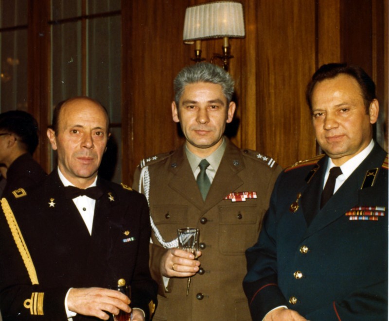 Полковник В. Стрельбицкий (справа) с военными атташе Италии и Польши.