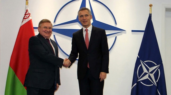 Посол Беларуси в Бельгии, Постоянный представитель при ЕС и НАТО А.Михневич и генсек НАТО Йенс Столтенберг.