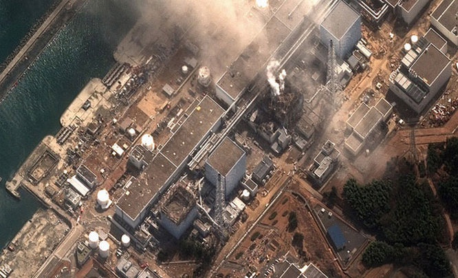 Вид на «Фукусима-1» во время аварии со спутника.
