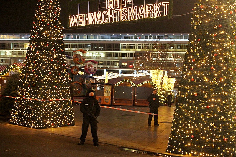 Рождественский базар в Берлине в 2016 году подвергся нападению террориста Аниса Амри.