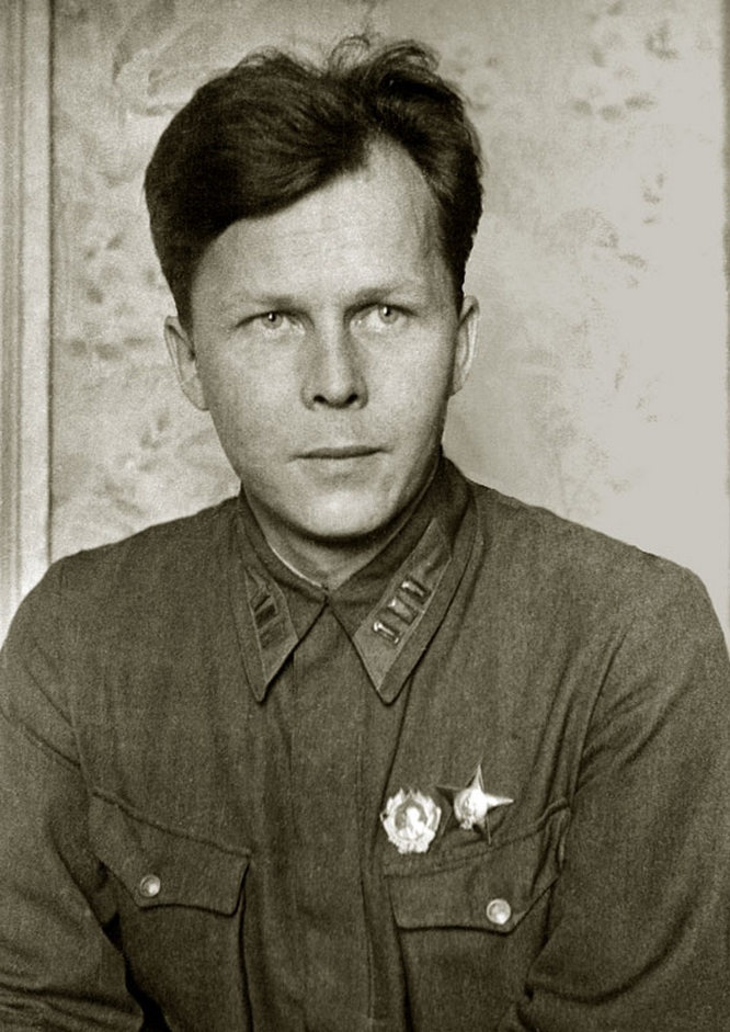 В сентябре 1939 года молодого поэта призвали на военную службу.