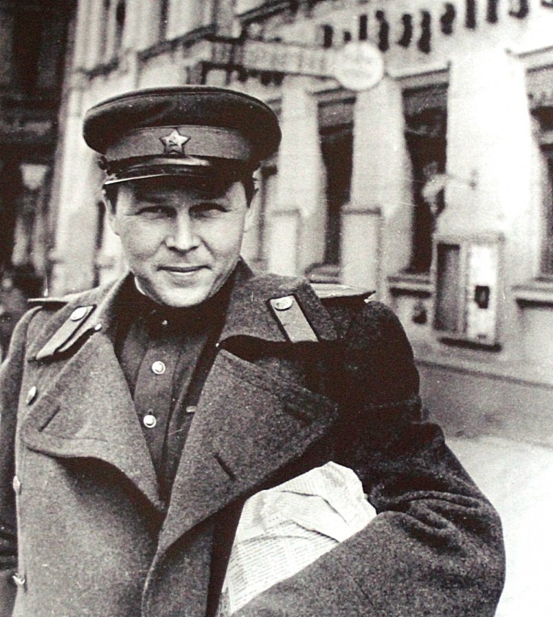 Александр Трифонович Твардовский закончил войну с погонами подполковника на плечах.