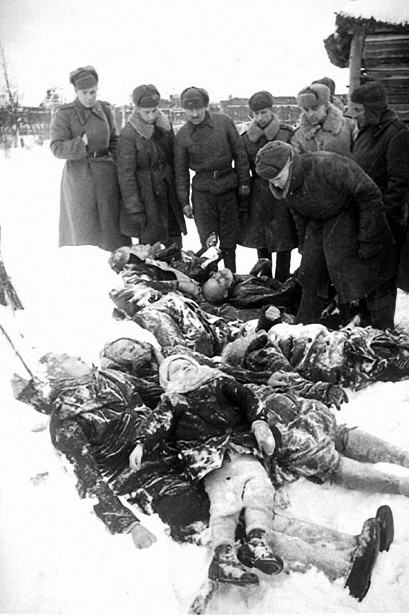 Красноармейцы у тел замученных немцами мирных жителей - женщин, детей, стариков.
