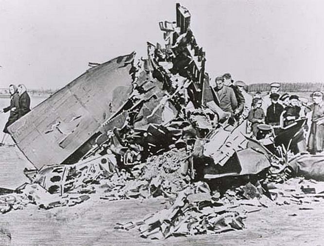 Обломки сбитого самолёта-шпиона U-2.