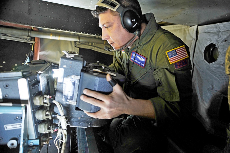 Замена кассеты с пленкой в фотоаппарате KA-91B на борту ОС-135B.