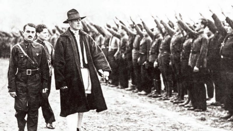 Корнелиу Зеля Кодряну (третий слева) осматривает членов «Железной гвардии».