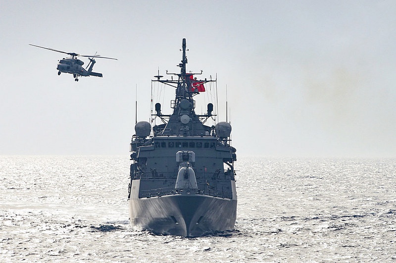 Турецкий фрегат с помощью радара системы ракетного наведения «подсветил», то есть фактически взял на прицел французский военный корабль.