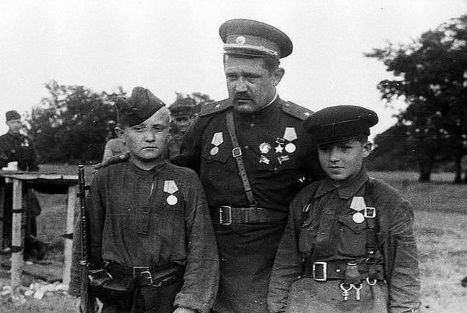 Алексея Фёдорова назначили первым секретарём Волынского подпольного обкома и ему было присвоено звание генерал-майора.