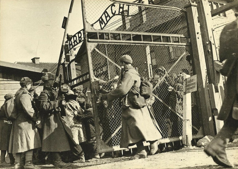 Красноармейцы открывают ворота лагеря Освенцим.