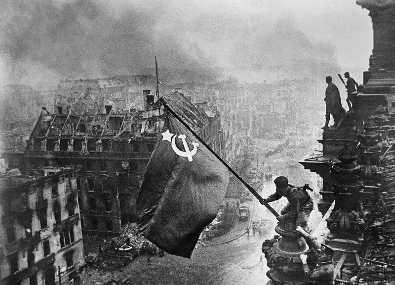 Евгений Халдей. Бойцы Красной Армии водружают знамя над Рейхстагом.