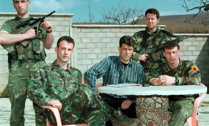 Хашим Тачи, один из лидеров «Армии освобождения Косово» (ОАК), виновен в сотнях убийств, в торговле человеческими органами и наркотиками.