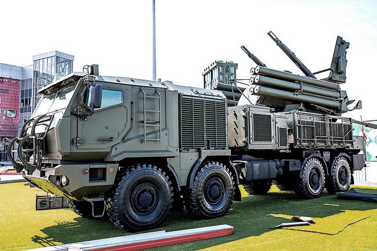 «Панцири-СМ» будут в двух вариантах - ракетных (24 ракеты на комплекс) и ракетно-пушечных (12 ракет на комплекс).