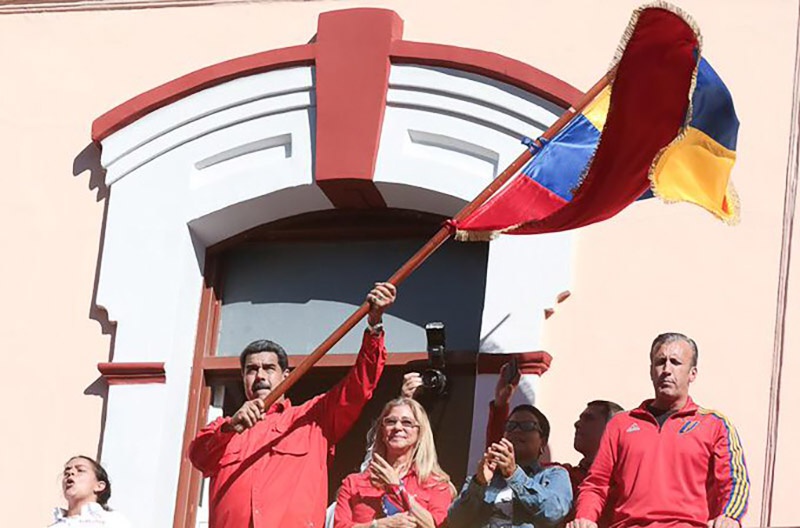 Николас Мадуро успешно контролирует ситуацию в стране и не менее успешно отражает все происки американцев.