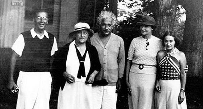 На снимке (слева направо): Роберт Оппенгеймер, Эльза и Альберт Эйнштейны, Маргарита Конёнкова и приемная дочь Эйнштейнов Марго.