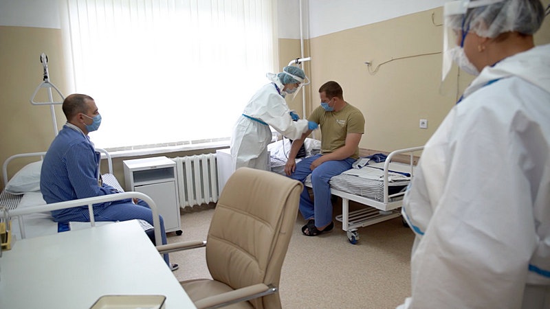 С 18 июня на базе Главного военного клинического госпиталя имени Н.Н. Бурденко проводятся испытания вакцины на добровольцах.