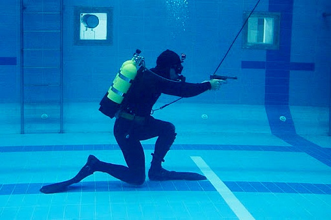 В училище построен уникальный учебно-тренировочный водолазный комплекс, где оттачиваются навыки стрельбы под водой из специального оружия.