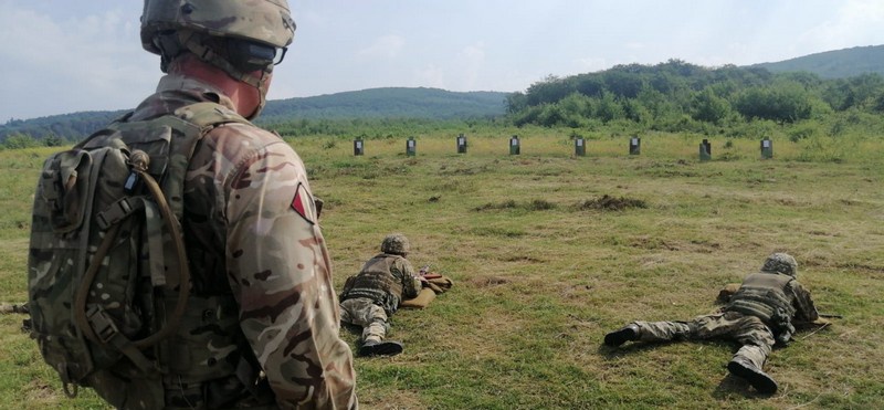 Британский инструктор тренирует украинских морпехов в рамках программы «Орбитал».