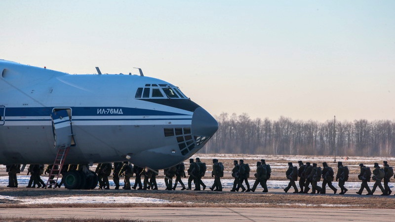 Сразу после первого прыжка с борта Ан-2 курсанты получают право носить тельняшку, а после десантирования из Ил-76 смогут примерить голубой берет.