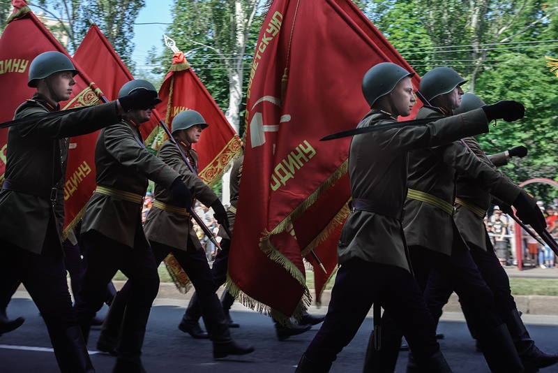 Вслед за знаменем Победы и знаменем Донецкой Народной Республики, шествие открывали штандарты Южного и Юго-­Западного фронтов.