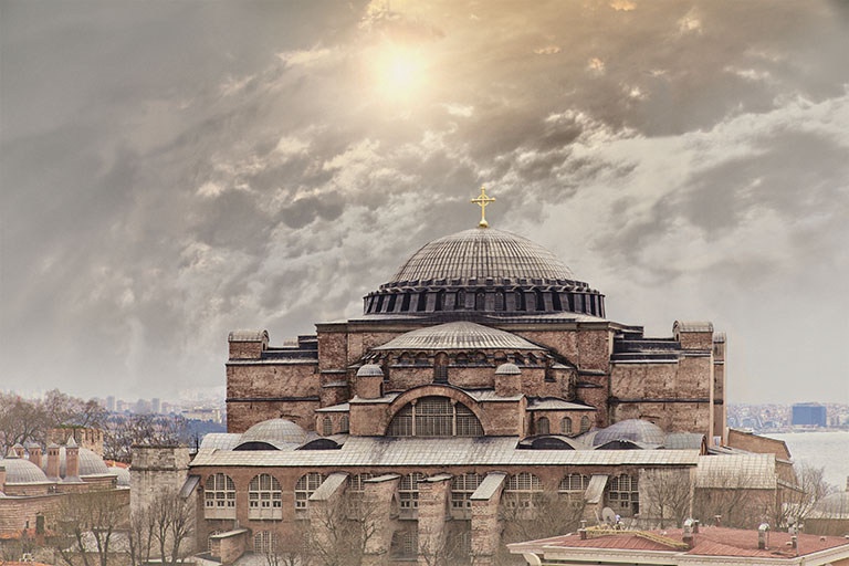 Святая София была построена ещё при императоре Юстиниане в 532-537 годах и стала крупнейшим собором в христианском мире.